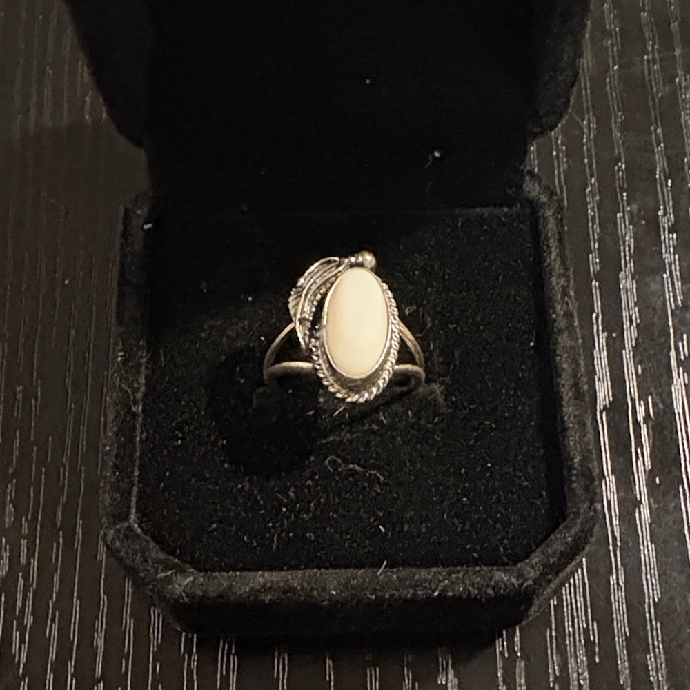 Silver ring white stone with feather size 4